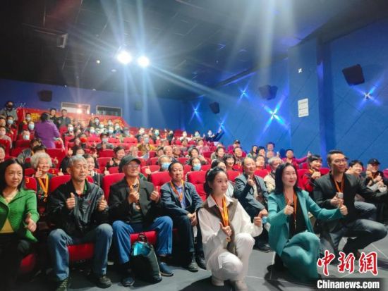 《浴血誓言》主創(chuàng)團(tuán)隊(duì)與到場(chǎng)的紅軍后代合影?！￡愡x斌 攝