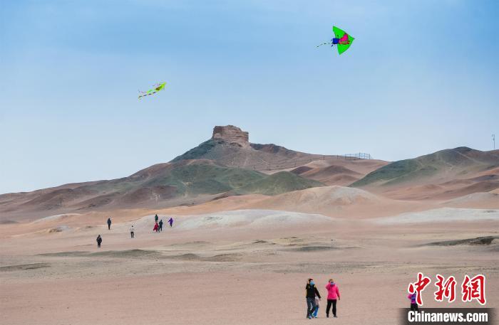 圖為市民正在陽關(guān)景區(qū)放風(fēng)箏?！⊥醣筱y 攝