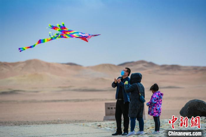 圖為市民正在陽關(guān)景區(qū)放風(fēng)箏?！⊥醣筱y 攝