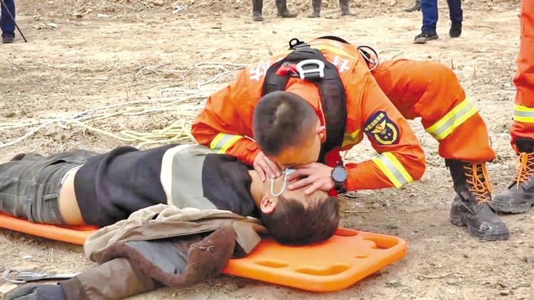 天水：消防員人工呼吸救回中毒農(nóng)民工 我們?yōu)槟泓c(diǎn)贊！