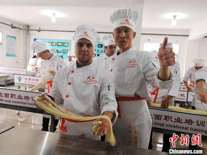 圖為外國留學(xué)生學(xué)習(xí)牛肉面的制作。(資料圖) 史靜靜 攝