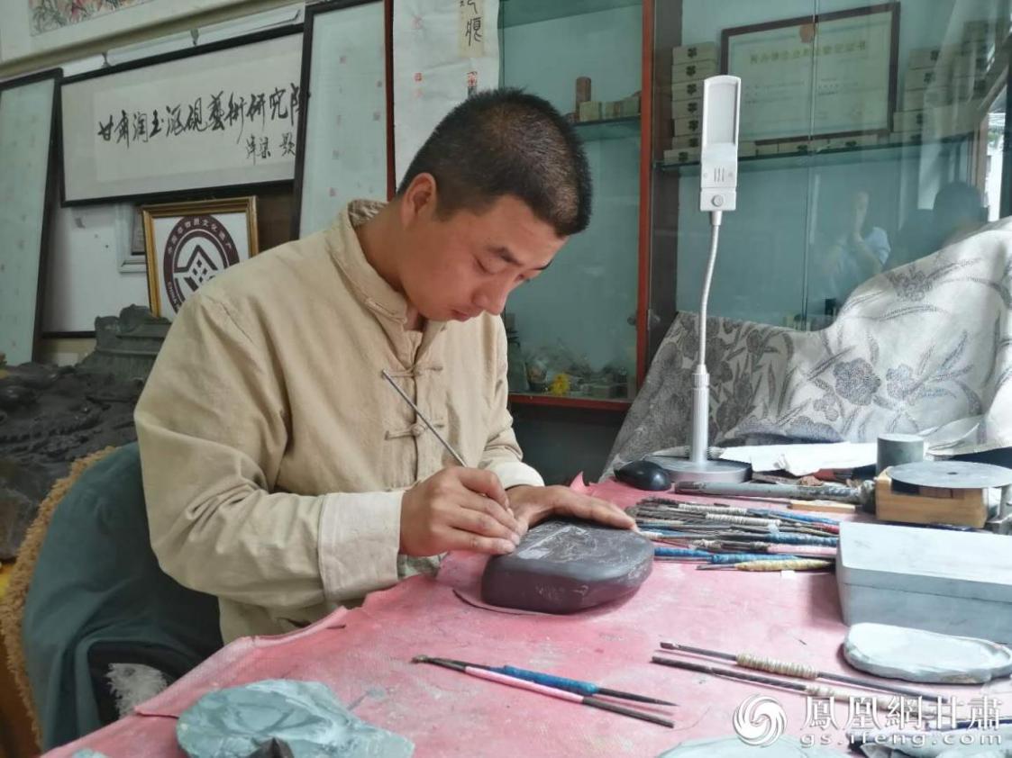 洮硯制作技藝第六代傳人、國(guó)家藝術(shù)基金資助青年藝術(shù)家、正高級(jí)洮硯雕刻藝術(shù)師李江平十年如一日專注于洮硯制作 圖源自網(wǎng)絡(luò)