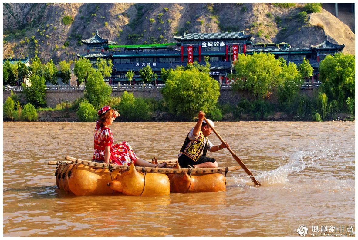 筏子客揮動著劈波斬浪的船槳，槳聲中混搭著風(fēng)聲、水聲和男女對歌的花兒聲。蘭州市文旅局供圖