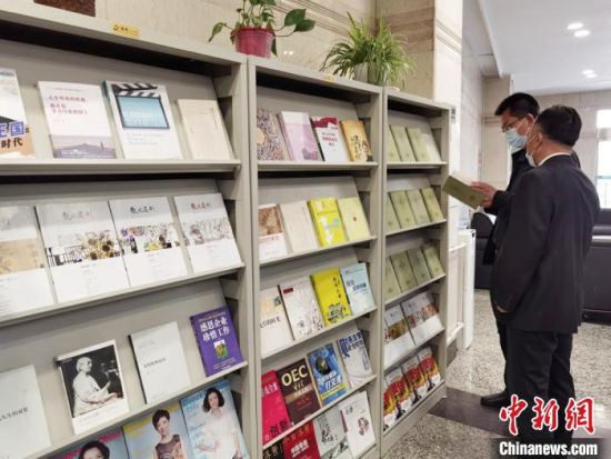 圖為國網(wǎng)甘肅電力黨校的職工書架?！⌒煅?攝