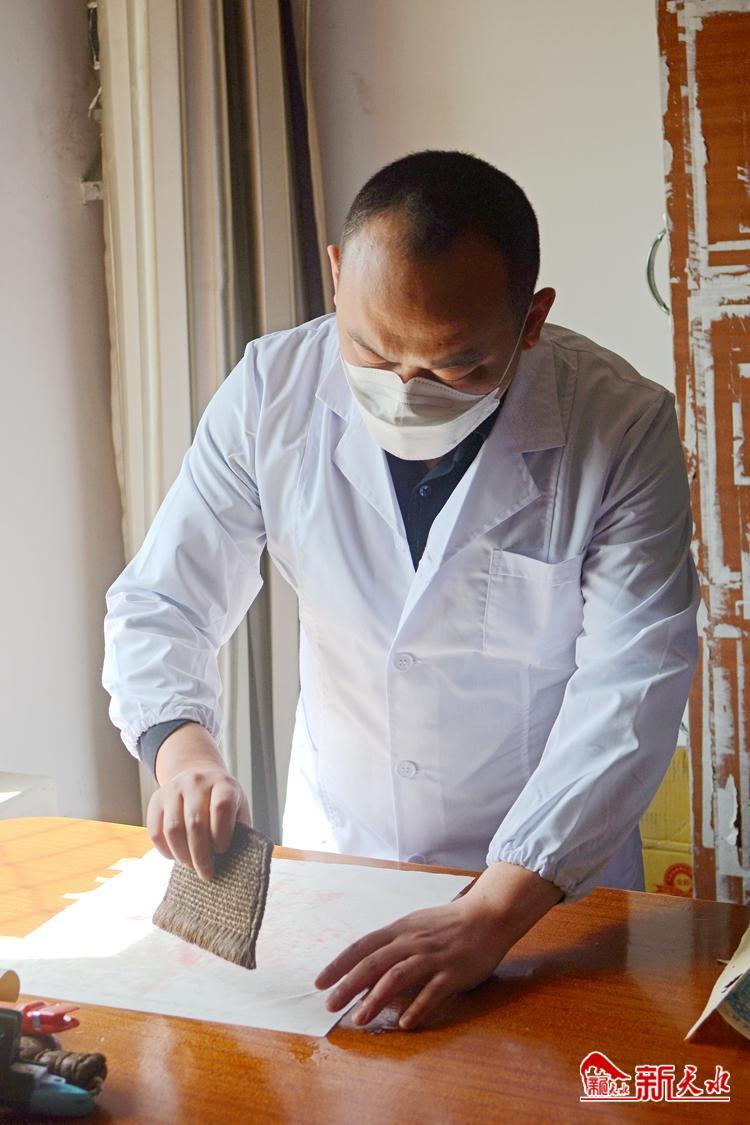 朽爛歷史檔案如何獲新生？看修復師“妙手回春”