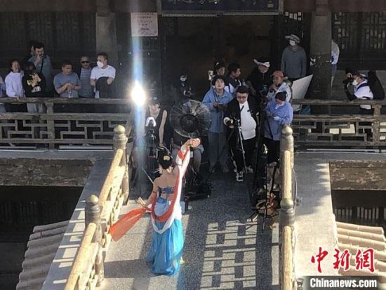 圖為5月以來，“奧大粒”直播現(xiàn)場引游客圍觀?！《鼗褪形麄鞑抗﹫D