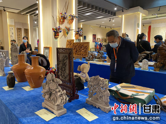 來自全省的近800件作品進(jìn)入專家評審環(huán)節(jié)，作品涵蓋雕塑雕刻、漆器、工藝花畫等多個類別。徐雪 攝