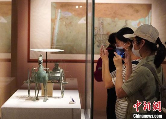 圖為參觀者參觀“大道攸歸：五涼文化展”展陳文物?！【琶赖┰?攝