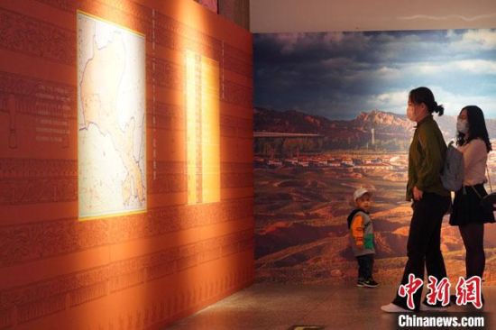 圖為參觀者參觀“大道攸歸：五涼文化展”展陳文物?！【琶赖┰?攝