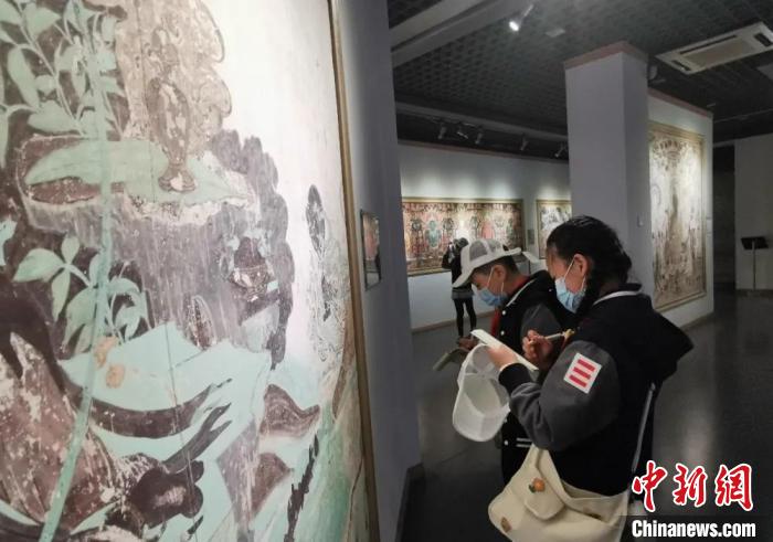 圖為學(xué)生參觀敦煌藝術(shù)館。(資料圖) 蘭州大學(xué)附屬學(xué)校供圖