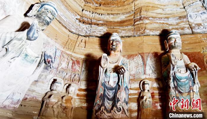 北石窟寺窟內(nèi)造像因受水顯得斑駁。　艾慶龍 攝