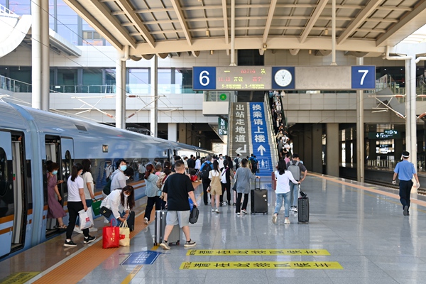 暑運大幕開啟。蘭州鐵路局供圖