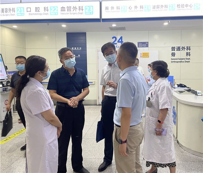 7月12日，甘肅省紀(jì)委監(jiān)委派駐省衛(wèi)健委紀(jì)檢監(jiān)察組紀(jì)檢監(jiān)察干部在蘭大二院門診開展疫情防控監(jiān)督檢查。魏雪 攝.jpg