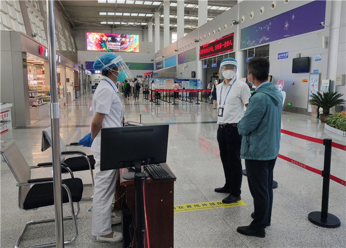 7月15日，金昌市金川區(qū)紀(jì)委監(jiān)委駐區(qū)委政法委紀(jì)檢監(jiān)察組在金昌機(jī)場監(jiān)督檢查疫情防控措施落實(shí)情況。王曉梅攝.jpg