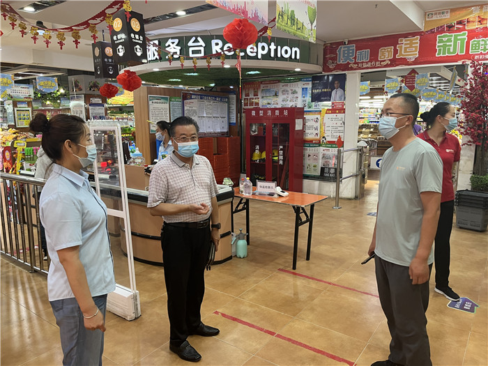 7月15日，酒泉市玉門市疫情防控督查組在隴商聯(lián)華超市監(jiān)督檢查疫情防控措施落實(shí)情況。 .jpg