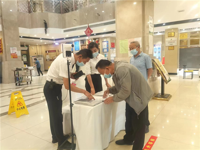 金昌市金川區(qū)紀(jì)委監(jiān)委駐區(qū)人大機(jī)關(guān)紀(jì)檢監(jiān)察組在花城錦都大酒店監(jiān)督檢查疫情防控工作。王文海 攝 .jpg