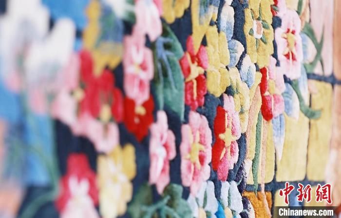 圖為手工地毯成品?！《姑?攝