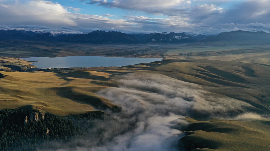 甘肅山丹馬場：峽谷云霧似仙境。 王超攝