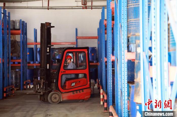 圖為甘肅省危險(xiǎn)廢物處置中心危險(xiǎn)廢物儲(chǔ)存庫(kù)?！∥航ㄜ?攝