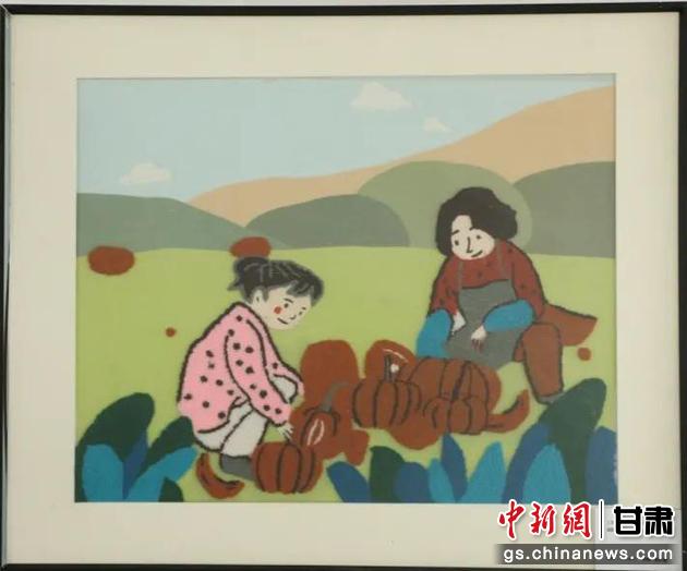 嘉峪關(guān)市新城鎮(zhèn)新城村農(nóng)業(yè)產(chǎn)業(yè)園區(qū)內(nèi)，母女兩人在摘南瓜。刺繡 馬艾米乃 繡稿 敬紅霞