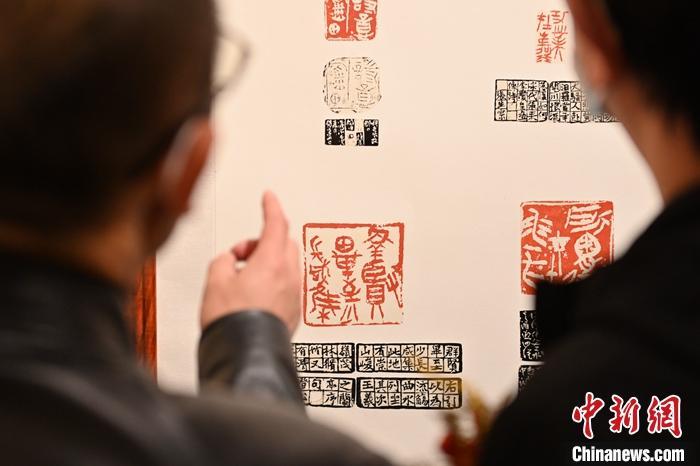 圖為甘肅蘭州，參展作品吸引參觀者。 中新社記者 李亞龍 攝