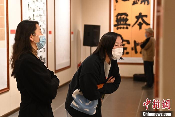 圖為甘肅蘭州，參展書法作品吸引參觀者。 中新社記者 李亞龍 攝