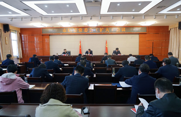 10月18日，平?jīng)鍪屑o(jì)委常委會(huì)（擴(kuò)大）會(huì)議召開(kāi)，專(zhuān)題傳達(dá)學(xué)習(xí)黨的二十大開(kāi)幕會(huì)上習(xí)近平總書(shū)記代表第十九屆中央委員會(huì)所作的報(bào)告，安排部署全市紀(jì)檢監(jiān)察機(jī)關(guān)學(xué)習(xí)宣傳貫徹工作。.jpg