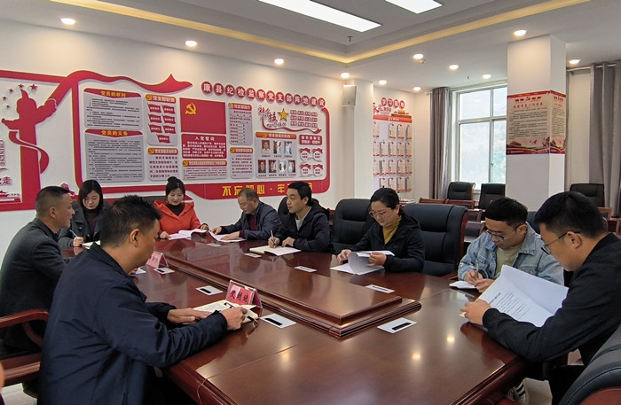 10月19日，康縣紀(jì)委監(jiān)委組織部分班子成員，辦公室、信訪室、案管室、審理室、紀(jì)檢監(jiān)察室等相關(guān)工作人員開(kāi)展黨的二十大報(bào)告專(zhuān)題討論。.jpg