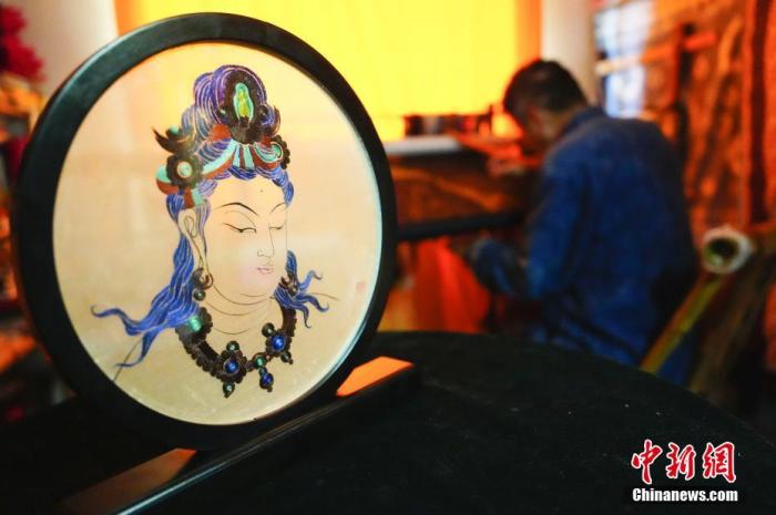 圖為劉云帆所創(chuàng)作的敦煌元素刺繡作品。 中新社發(fā) 謝秉錫 攝