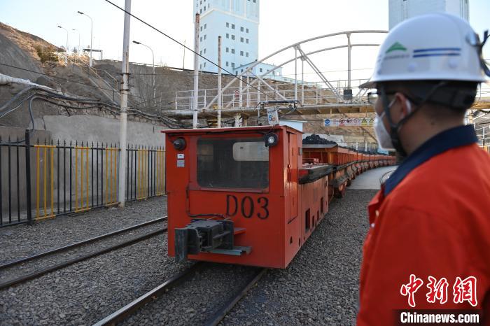 圖為工作人員正在觀察車輛運行情況。　李亞龍 攝