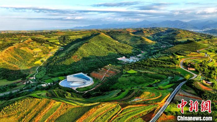 航拍視角下的樺林古動物化石埋藏原址館。該館位于臨夏州和政縣。(資料圖) 和政宣傳部供圖