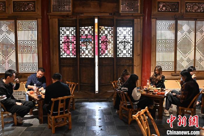 圖為甘肅天水市秦州區(qū)平南鎮(zhèn)蘇灣村民俗莊園內(nèi)的“圍爐煮茶”網(wǎng)紅打卡點(diǎn)。(資料圖) 李亞龍 攝