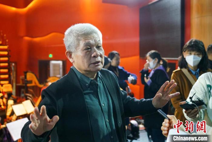 該劇導(dǎo)演蔣力向媒體介紹相關(guān)情況?！《∷?攝