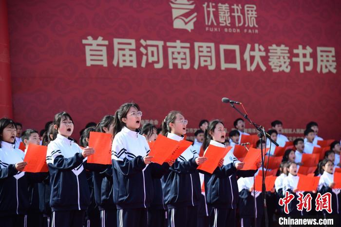 圖為學生們在開幕式上誦讀經(jīng)典?！×赫赵?攝