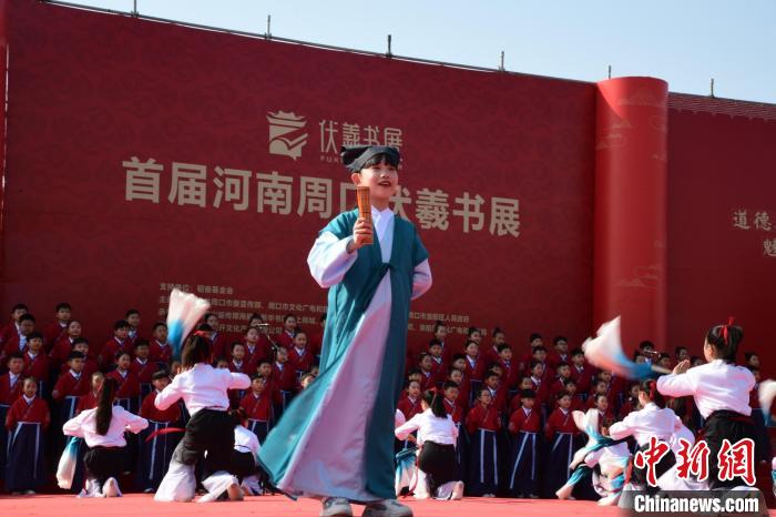 圖為學生們在開幕式上誦讀經(jīng)典。　梁照曾 攝