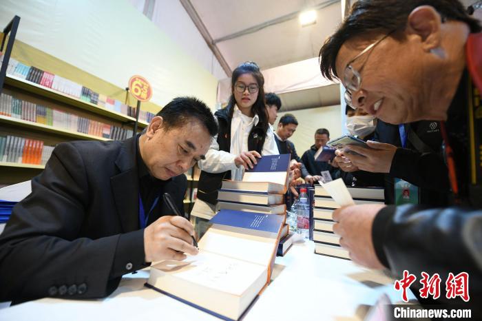 圖為作家王躍文現(xiàn)場簽名售書。　梁照曾 攝