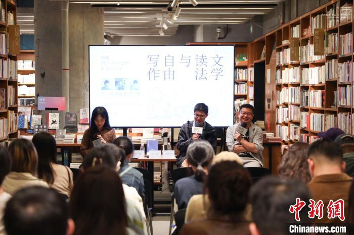 《至少還有文學(xué)》推出：在今天，我們?yōu)槭裁催€需要文學(xué)？