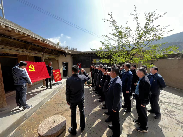 圖為臨夏州紀(jì)委監(jiān)委組織黨員干部在東鄉(xiāng)縣布塄溝黨史教育基地開(kāi)展革命教育活動(dòng)，賡續(xù)紅色血脈、汲取奮進(jìn)力量、激發(fā)干事熱情。.png