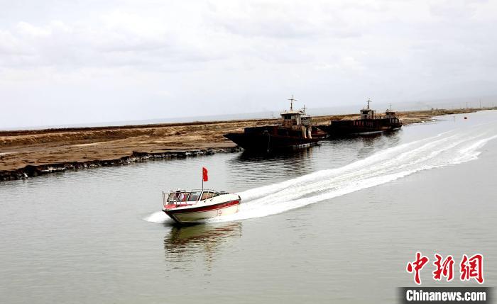 圖為茶卡鹽湖?！⊙Φ?攝