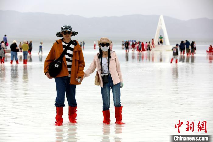 圖為游客在茶卡鹽湖之中。　薛蒂 攝