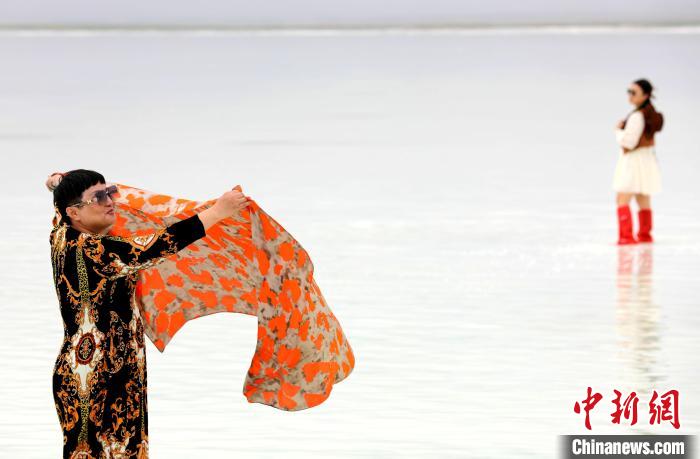 圖為游客在茶卡鹽湖拍照?！⊙Φ?攝