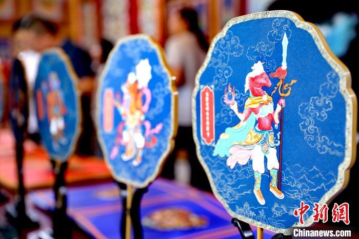 圖為唐卡延伸產(chǎn)品?！⊙Φ?攝