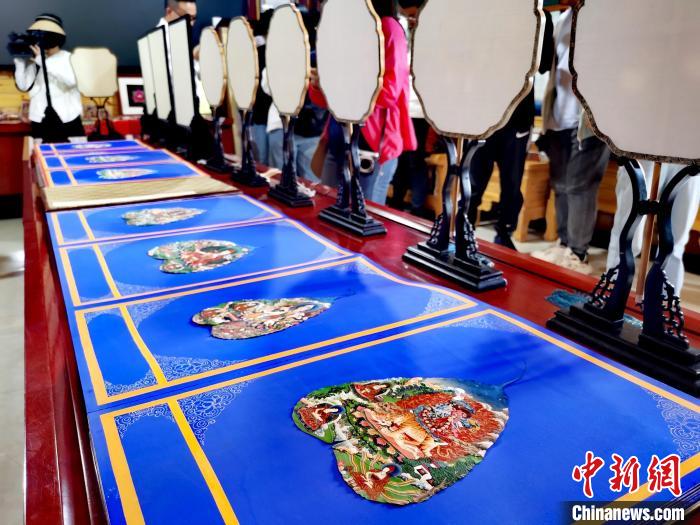 圖為唐卡延伸產(chǎn)品。　張?zhí)砀?攝