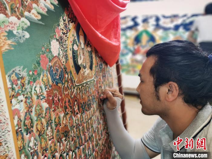 圖為更登才讓的徒弟繪畫唐卡。　張?zhí)砀?攝