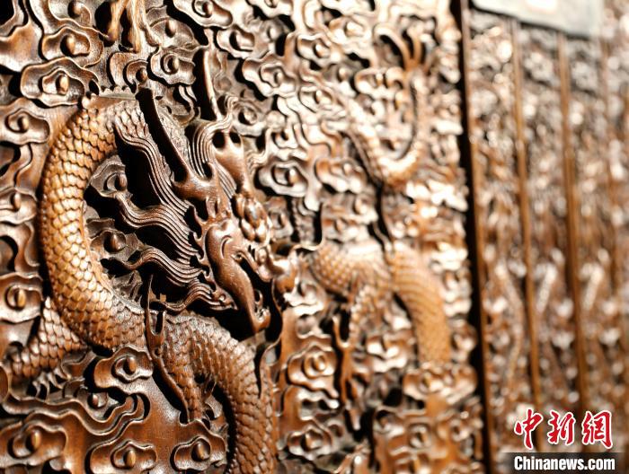 圖為青海永錄民俗博物館內(nèi)珍藏的中式家具細節(jié)展示?！⊙Φ?攝