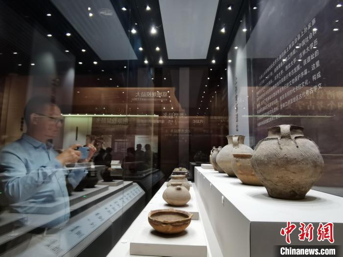 圖為河湟文化博物館展陳的陶器。　張?zhí)砀?攝