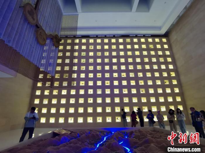 圖為河湟文化博物館序廳的左右彩陶墻放置的374件彩陶?！?zhí)砀?攝