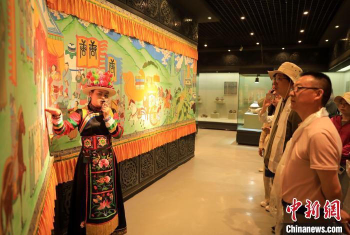 圖為媒體記者了解土族文化。　薛蒂 攝