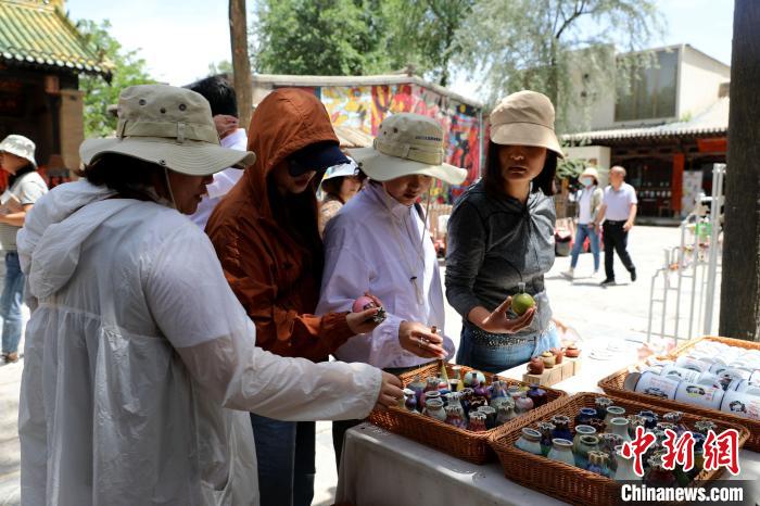 圖為民眾挑選手工藝產品?！⊙Φ?攝