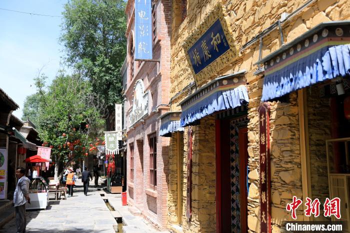 圖為平安驛·河湟民俗文化體驗地的門店?！⊙Φ?攝